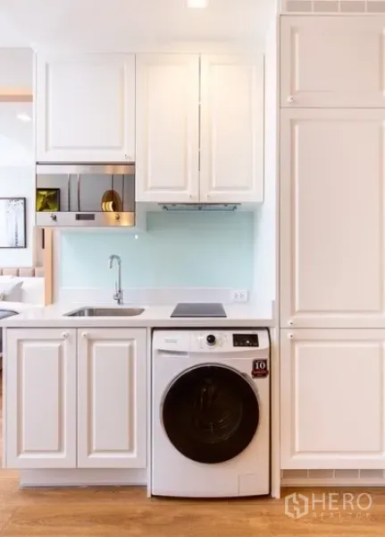 คอนโด ให้เช่าในWatthana, Bangkok - ครัวขาวกะทัดรัด พร้อมอ่างล้างจาน เตาไฟฟ้า ไมโครเวฟ และเครื่องซักผ้า