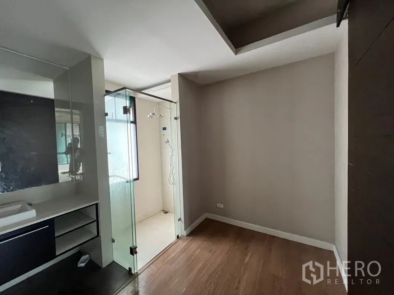 ทาวน์เฮาส์ ให้เช่าหรือขายในKhlong Toei, Bangkok - มุมห้องนอนพร้อมโต๊ะอ่างล้างหน้าและห้องน้ำกระจกในตัว