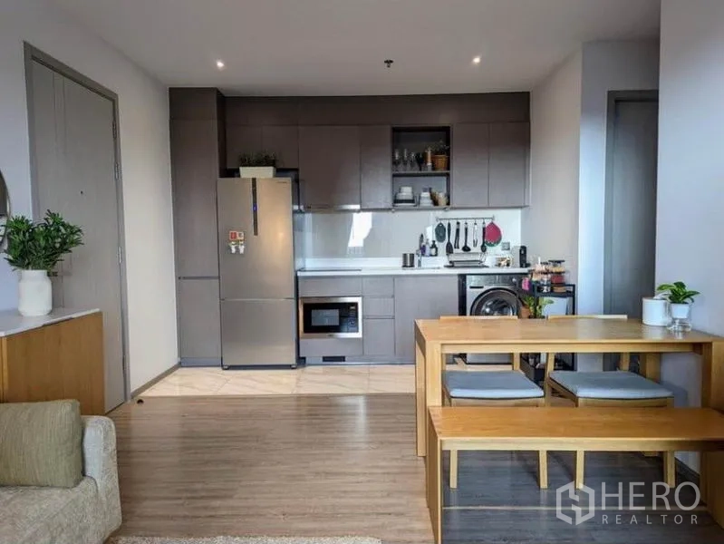 คอนโด ให้เช่าในWatthana, Bangkok - พื้นที่ครัวแบบเปิดเชื่อมโต๊ะทานอาหาร พื้นไม้