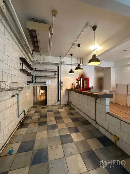 带办公室的家 出租在Watthana, Bangkok - 服务/备餐区，棋盘格地砖、吊灯与操作台。