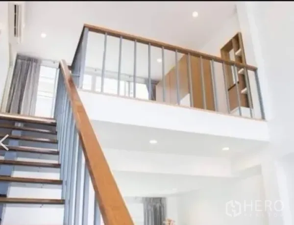 ทาวน์เฮาส์ ให้เช่าในKhlong Toei, Bangkok - ภายในเพดานสูงสว่าง บันไดไม้ราวเหล็กขึ้นสู่ชั้นลอย