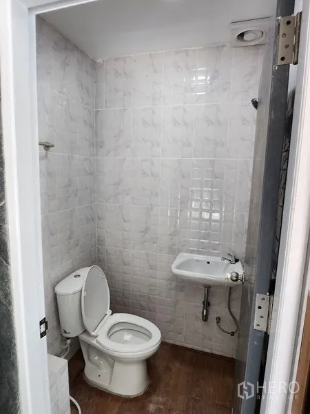 คลังสินค้า ให้เช่าในLam Luk Ka, Pathum Thani - ห้องน้ำกระเบื้องสีขาว มีโถสุขภัณฑ์และอ่างล้างหน้า