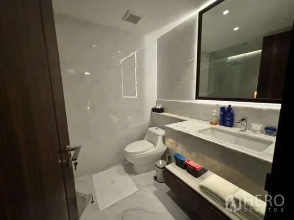 คอนโด ให้เช่าในWatthana, Bangkok - ห้องน้ำหินอ่อนสมัยใหม่ พร้อมกระจกไฟซ่อน อ่างล้างหน้า และโถสุขภัณฑ์