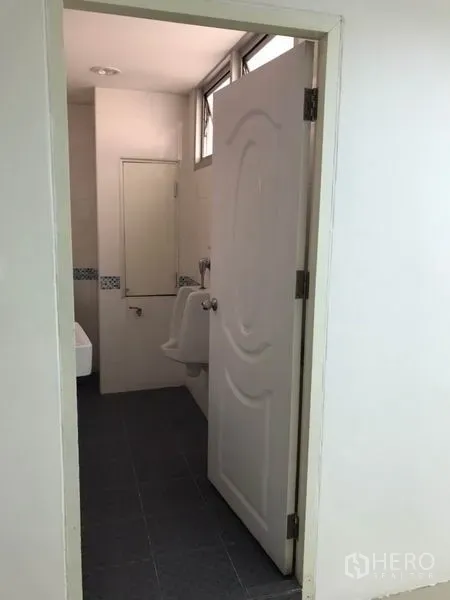 สำนักงาน ให้เช่าในWatthana, Bangkok - ห้องน้ำสำนักงานพร้อมอ่างล้างหน้าและโถปัสสาวะ มีช่องระบายอากาศ