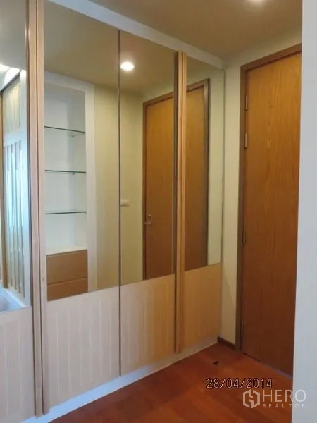 公寓 出租在Bang Rak, Bangkok - 更衣区的镜面衣柜门，靠近浴室入口。