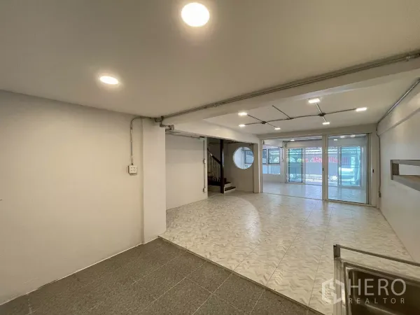 สำนักงานที่บ้าน ให้เช่าในKhlong Toei, Bangkok - โถงเปิดโล่งกว้าง มีบันได หน้าต่างทรงกลม และผนังกระจกเต็มบาน