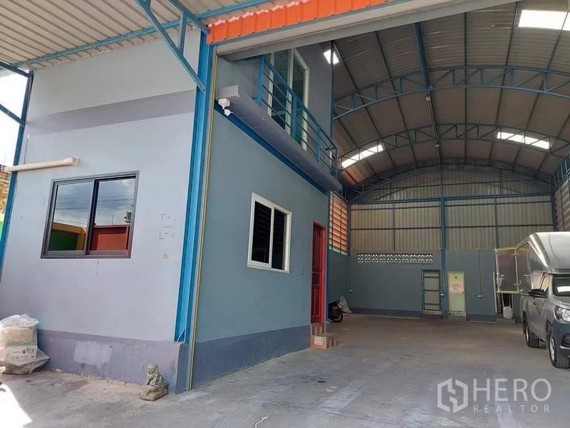 货栈 出租或出售在Bang Bua Thong, Nonthaburi - 带顶装卸区，毗邻两层办公室，卡车进出便捷。