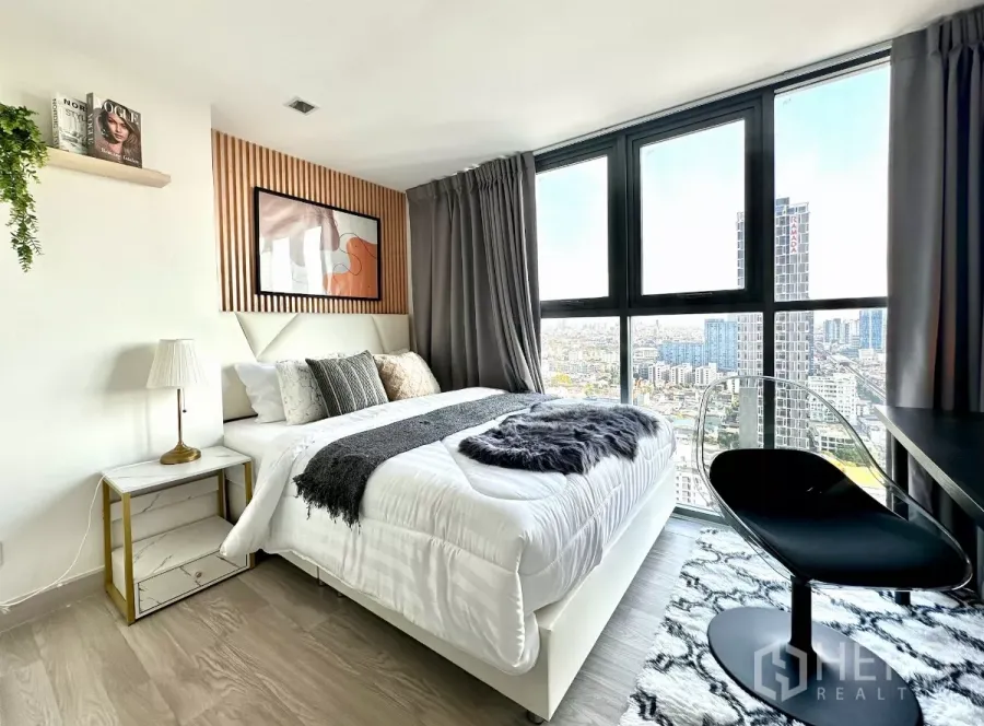 คอนโด ขายในPhra Khanong, Bangkok - ห้องนอนมีหน้าต่างจรดพื้นเพดาน มองเห็นวิวสกายไลน์กรุงเทพฯ