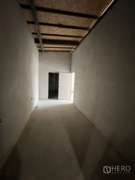 零售空间 出租在Watthana, Bangkok - 狭长的未装修后场，挑高空间，水泥墙面与白色门