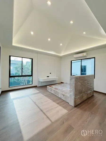 บ้าน ขายในBangkok Noi, Bangkok - ห้องนอนโปร่งเพดานทรงจั่ว ไฟดาวน์ไลท์และหน้าต่างบานใหญ่ พื้นไม้
