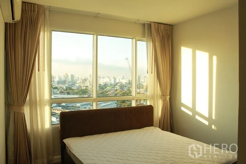 คอนโด ให้เช่าในWatthana, Bangkok - ห้องนอนกระจกบานใหญ่ มองเห็นวิวสกายไลน์กรุงเทพฯ ยามเย็น พร้อมผ้าม่านและเครื่องปรับอากาศ