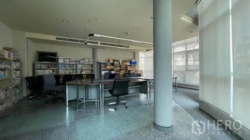 คลังสินค้า ขายในBangkok Yai, Bangkok - ห้องประชุมผนังกระจก โต๊ะทำงาน ชั้นหนังสือ และแสงธรรมชาติ
