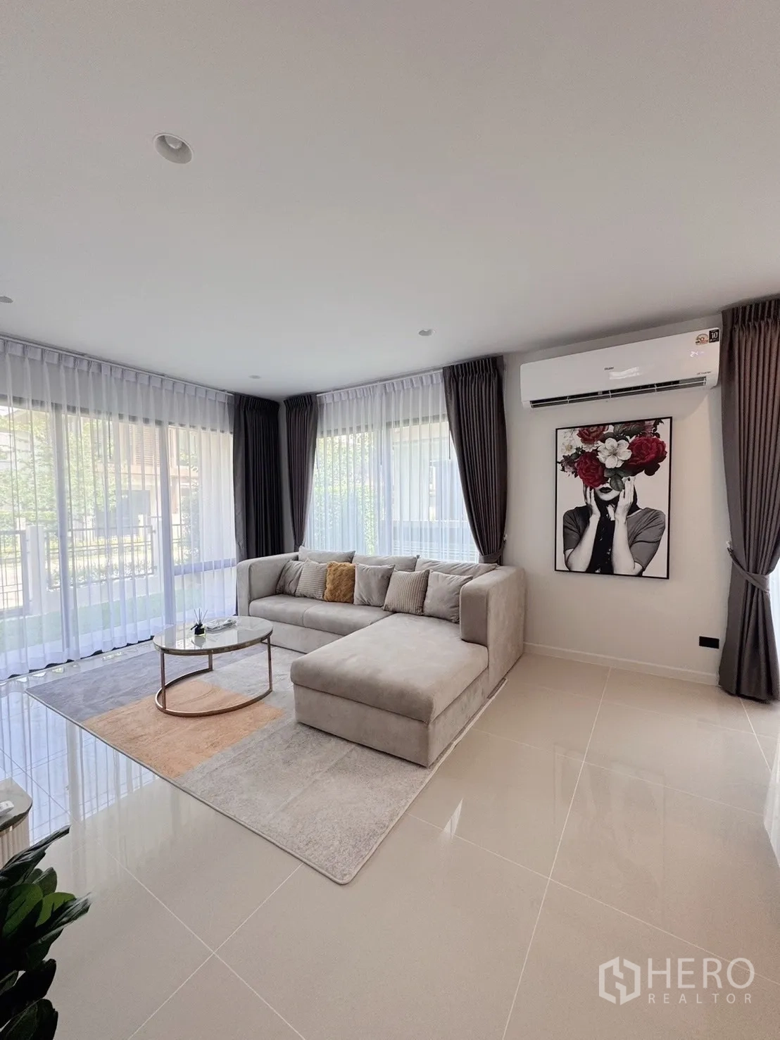 บ้าน ให้เช่าหรือขายในBang Kapi, Bangkok - มุมพักผ่อนติดกระจกเต็มผนัง พร้อมโซฟาแบบชั้นซ์นั่งสบาย