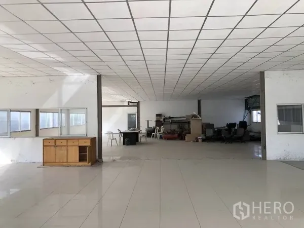 โรงงาน ให้เช่าในBang Phli, Samut Prakan - พื้นที่สำนักงานแบบเปิด พื้นกระเบื้อง ฝ้าฉาบเรียบ และหน้าต่างหลายบานภายในอาคาร