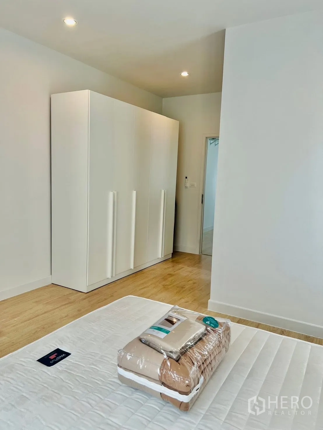 บ้าน ให้เช่าในBang Sao Thong, Samut Prakan - อีกมุมของห้องนอนรับรอง โชว์ตู้เสื้อผ้าขนาดใหญ่และพื้นลายไม้