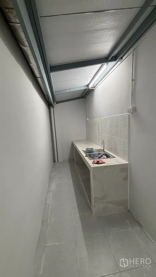 คลังสินค้า ให้เช่าหรือขายในKhlong San, Bangkok - แพนทรีแคบยาว เคาน์เตอร์กระเบื้องพร้อมอ่างล้างจานสแตนเลส