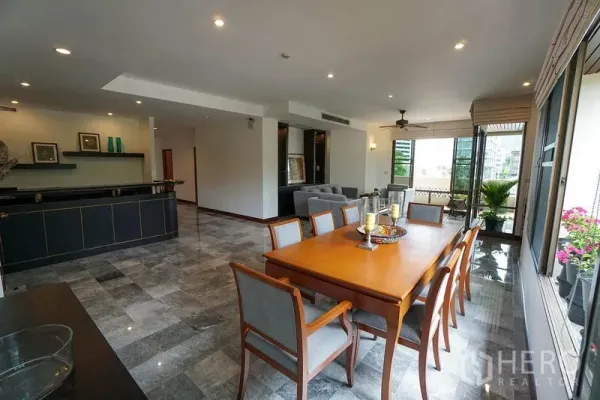 房间 出租在Watthana, Bangkok - 大型餐厅，八人餐桌，整面窗户并可通往阳台。