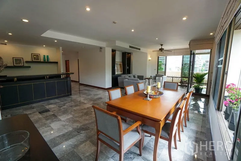 อพาร์ทเมนท์ ให้เช่าในWatthana, Bangkok - ห้องรับประทานอาหารขนาดใหญ่ โต๊ะ 8 ที่นั่ง หน้าต่างเต็มผนัง และทางออกสู่ระเบียง