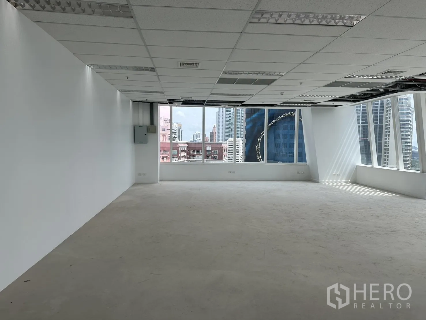 ออฟฟิศ for rent in Watthana, Bangkok - พื้นที่สำนักงานแบบเปิด ผนังสีขาว ฝ้าทีบาร์ และหน้าต่างมุมมองเมืองกว้าง