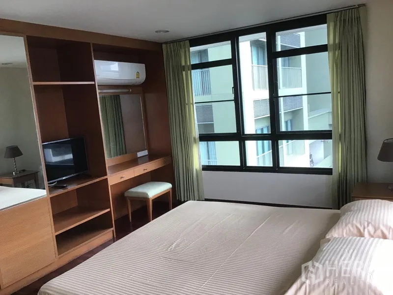 คอนโด ให้เช่าในWatthana, Bangkok - ห้องนอนพร้อมตู้บิลท์อิน โต๊ะเครื่องแป้ง เครื่องปรับอากาศ และหน้าต่างมองเห็นลานอาคาร