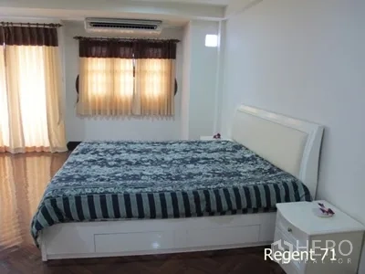 ทาวน์เฮาส์ ให้เช่าในKhlong Toei, Bangkok - ห้องนอนกว้างเตียงคิง ไม้ปาร์เกต์ เครื่องปรับอากาศ และผ้าม่าน