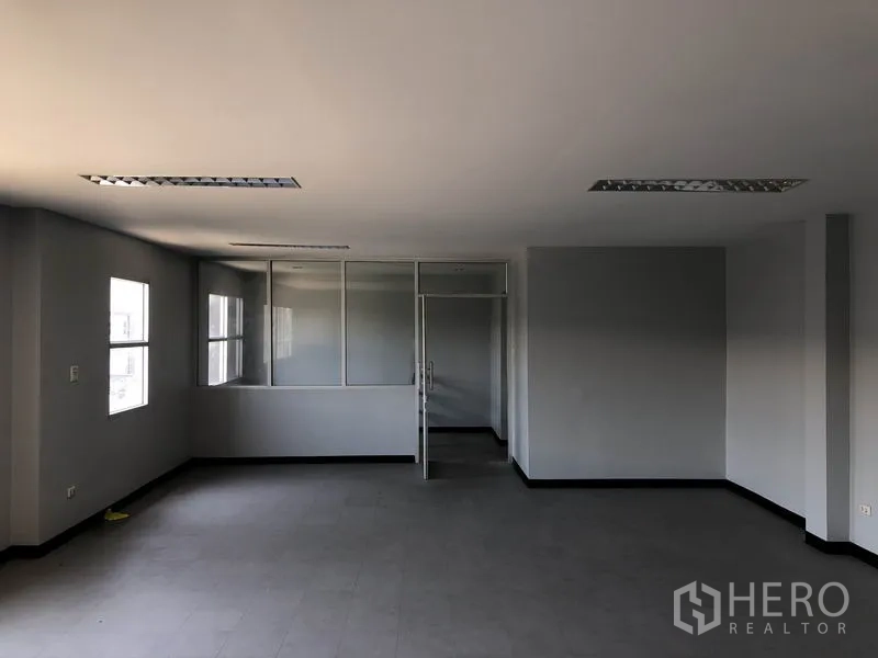 Factory for rent in Lat Lum Kaeo, Pathum Thani - Spacious office floor with glass meeting room and natural light
