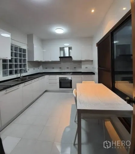 ทาวน์เฮาส์ ให้เช่าในKhlong Toei, Bangkok - ห้องครัวสีขาวสว่าง ตู้บิลท์อิน เตาอบ และเคาน์เตอร์บาร์