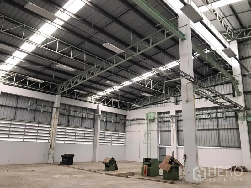 Warehouse for rent in Sai Noi, Nonthaburi - Industrial bay with overhead service rails, bright lighting and open production space.