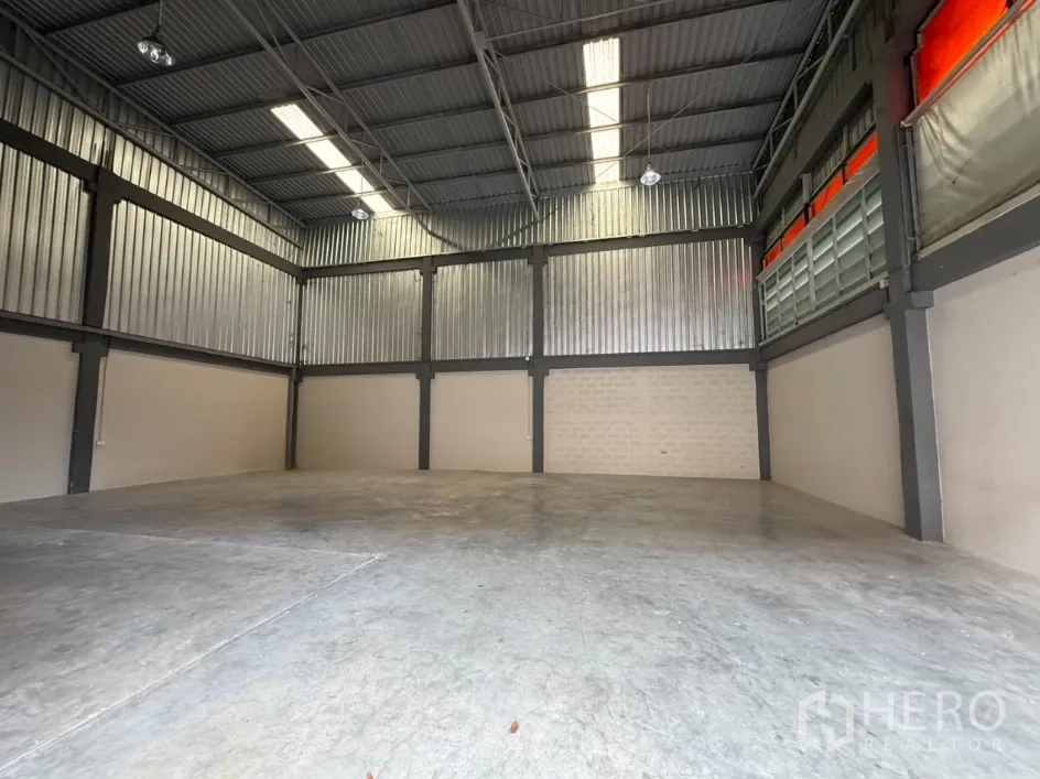 工厂 出租在Khlong Luang, Pathum Thani - 开阔生产区，通跨屋顶采光，地面整洁平整。