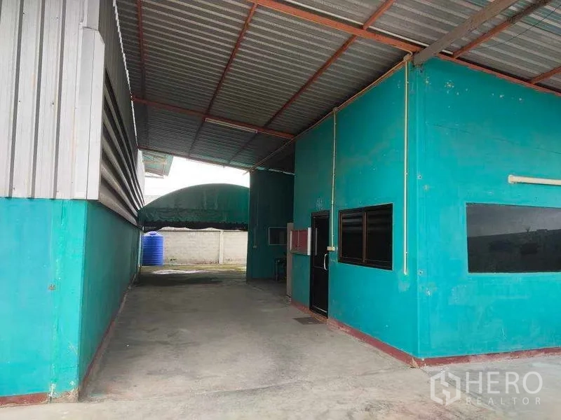 货栈 出售在Lam Luk Ka, Pathum Thani - 带顶走道连接厂房与办公室，绿墙与混凝土地面