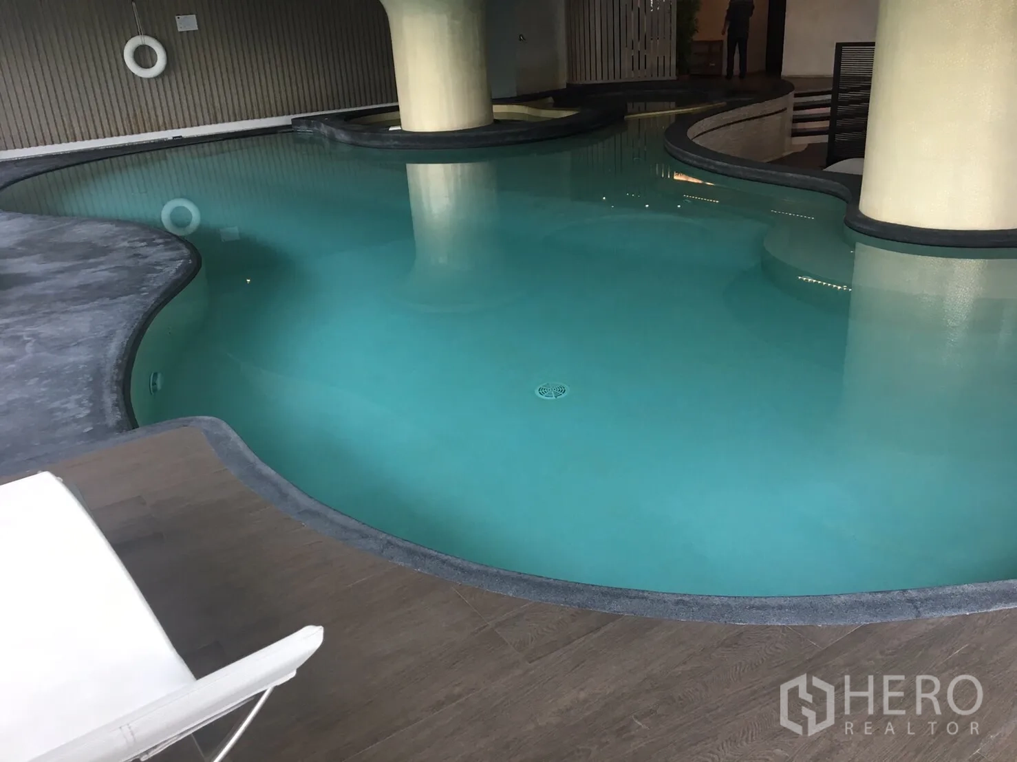 คอนโด ให้เช่าในPhaya Thai, Bangkok - สระว่ายน้ำในร่มทรงโค้ง พร้อมเด็คพักผ่อนและแสงไฟบรรยากาศ