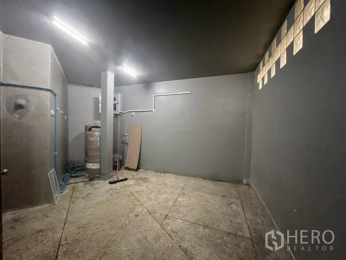 อาคารพาณิชย์ ให้เช่าในWatthana, Bangkok - ห้องบริการพร้อมแทงก์น้ำ จุดไฟฟ้าและระบบท่อ.