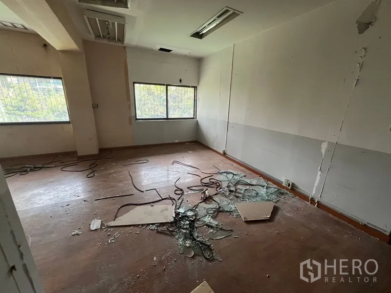 店屋 出租在Huai Khwang, Bangkok - 空置房地面有碎玻璃，配两扇窗户。