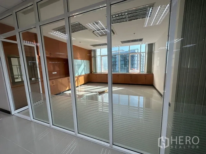 办公空间 出租在Suan Luang, Bangkok - 玻璃墙转角会议室，大窗户与内置储物柜