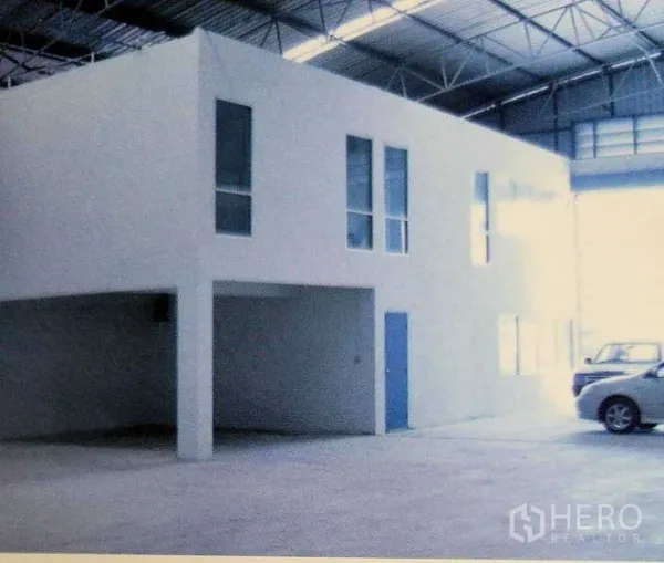 工厂 出租在Ban Phaeo, Samut Sakhon - 仓厂内两层办公室方体结构，地面可停车，钢结构屋顶。