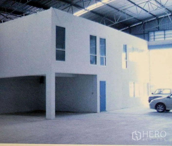 工厂 出租在Ban Phaeo, Samut Sakhon - 仓厂内两层办公室方体结构，地面可停车，钢结构屋顶。