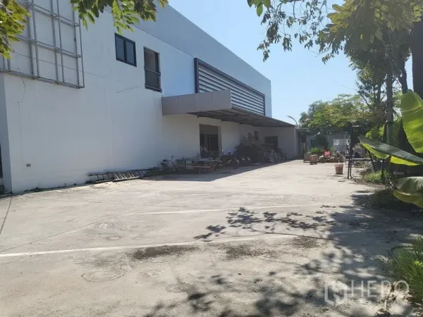 คลังสินค้า ขายในLat Krabang, Bangkok - ลานโหลดสินค้าแบบมีหลังคา พื้นคอนกรีตกว้างรองรับรถบรรทุก