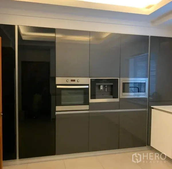 Detached House for rent in Din Daeng, Bangkok - Modern built-in kitchen wall featuring integrated oven, coffee machine and microwave.
