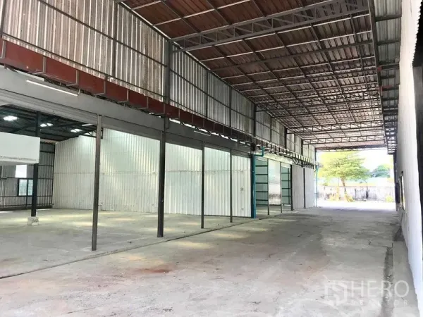 คลังสินค้า ให้เช่าในPathum Thani - ช่องทางโกดังโล่ง หลังคาเหล็กสูง ทางรถวิ่งทะลุและพื้นคอนกรีต ในรังสิต ธัญบุรี ปทุมธานี