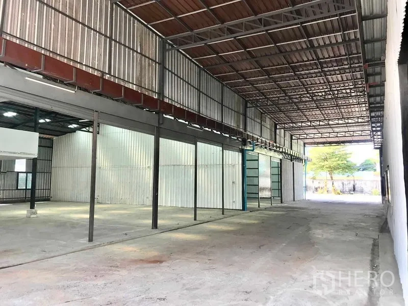 คลังสินค้า ให้เช่าในPathum Thani - ช่องทางโกดังโล่ง หลังคาเหล็กสูง ทางรถวิ่งทะลุและพื้นคอนกรีต ในรังสิต ธัญบุรี ปทุมธานี