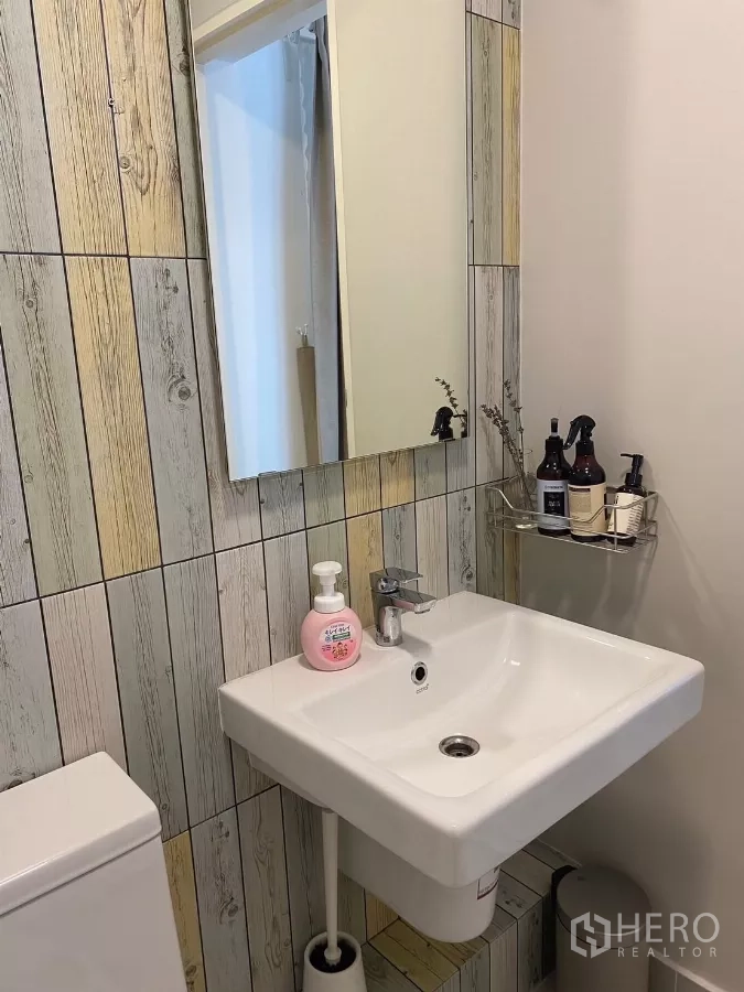 联排别墅 出租在Prawet, Bangkok - 客卫，方形镜与木纹墙砖。