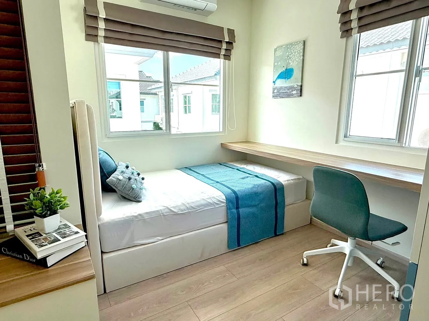 独栋房屋 for rent in Bang Phli, Samut Prakan - 明亮单人卧室，窗下长工作台与旋转椅。