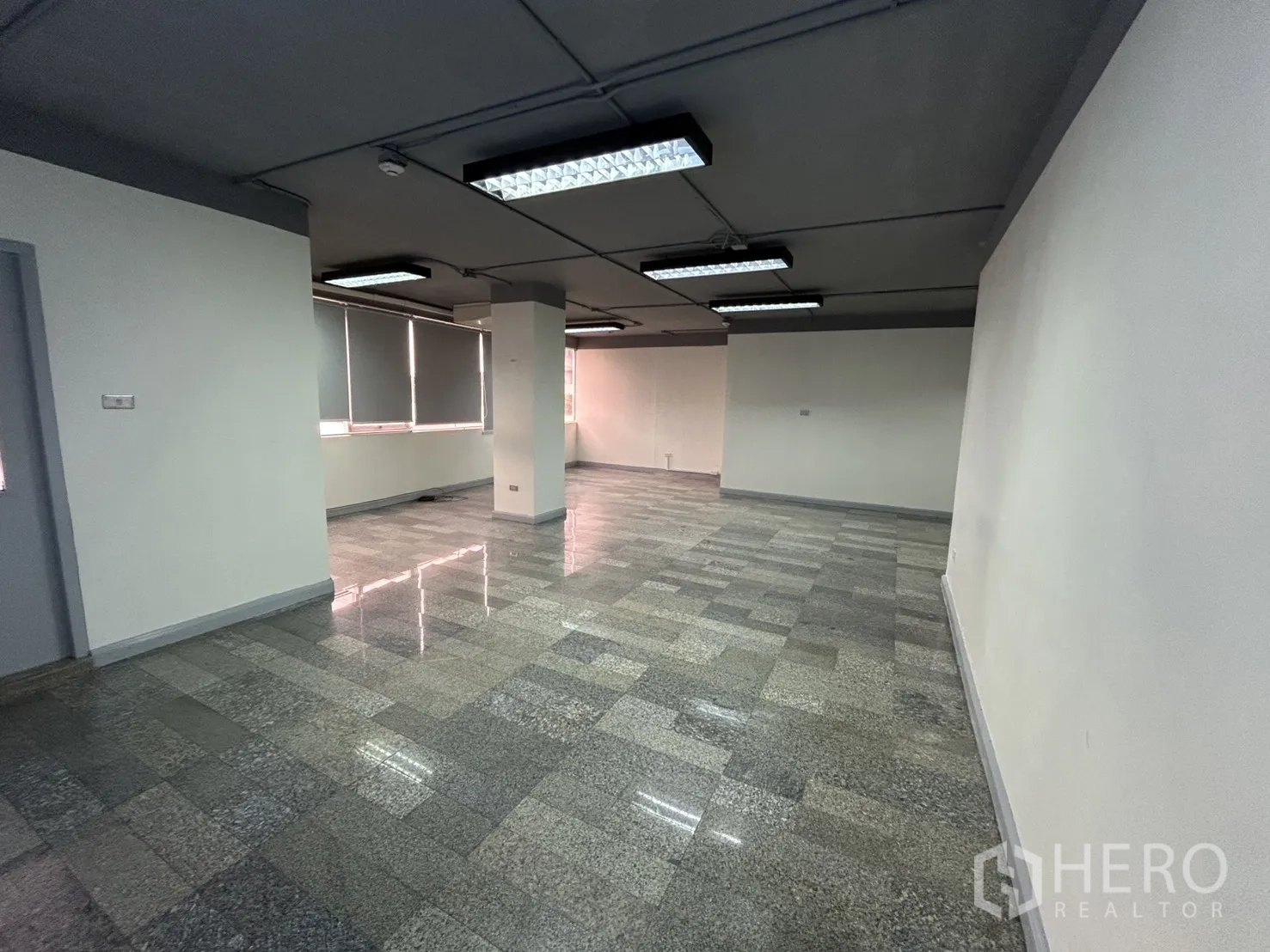 ออฟฟิศ for rent in Khlong Toei, Bangkok - พื้นที่สำนักงานแปลนเปิดโล่ง พื้นหินขัดเงา เสาโครงสร้าง ม่านม้วน และไฟฟลูออเรสเซนต์บนฝ้า