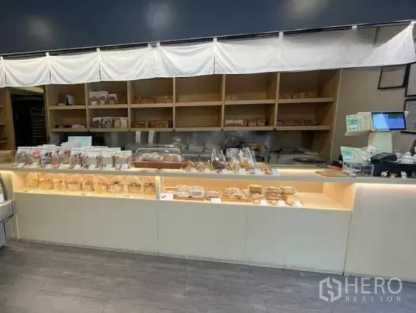 零售空间 出租在Watthana, Bangkok - 明亮的烘焙展示柜与内置货架的销售柜台
