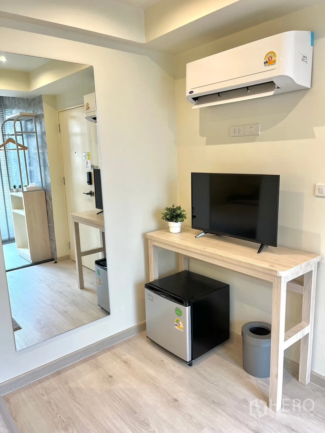 อาคารพาณิชย์ ให้เช่าในWatthana, Bangkok - มุมห้องพักกะทัดรัด มีแอร์ ทีวีบนโต๊ะ และตู้เย็นเล็ก