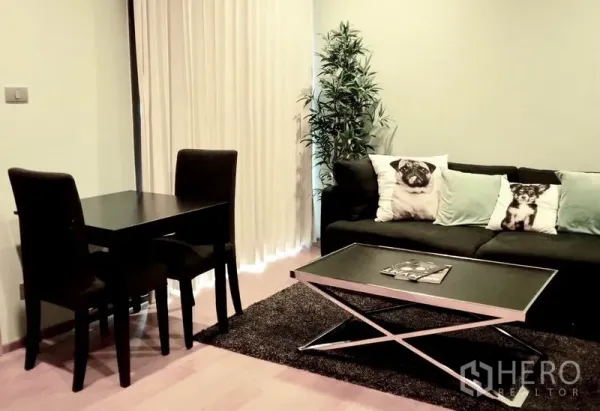 คอนโด ให้เช่าในWatthana, Bangkok - มุมทานอาหารสำหรับสองที่ข้างม่านสูงจรดเพดาน ติดกับโซฟาและโต๊ะกลาง