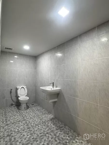 อาคารพาณิชย์ ให้เช่า - ตู้ควบคุมไฟและสวิตช์ระบบไฟฟ้าที่อัปเกรดใหม่ภายในอาคาร