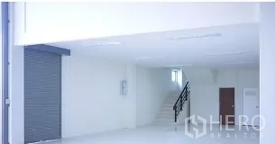 工厂 出租在Mueang Samut Sakhon, Samut Sakhon - 整洁装卸区，卷闸门，明亮内饰，设有楼梯通往夹层平台。