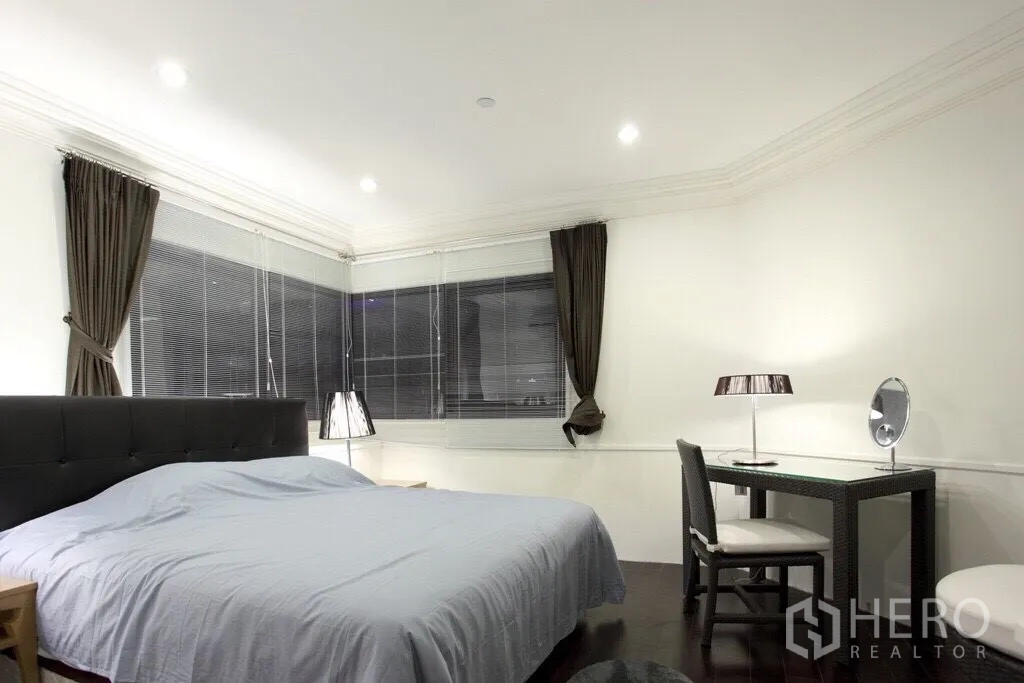 คอนโด ให้เช่าในSathon, Bangkok - ห้องนอนกว้างพร้อมหัวเตียงบุผ้า โต๊ะทำงาน และหน้าต่างมุมพร้อมมู่ลี่และผ้าม่าน