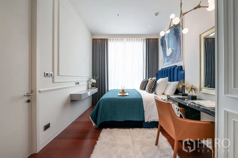 คอนโด ให้เช่าในWatthana, Bangkok - ห้องนอนพร้อมโต๊ะทำงาน โคมไฟดีไซน์ และผ้าม่านสูงจรดเพดาน